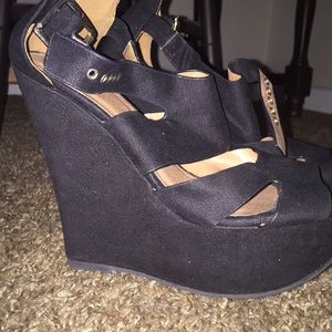 Black wedge